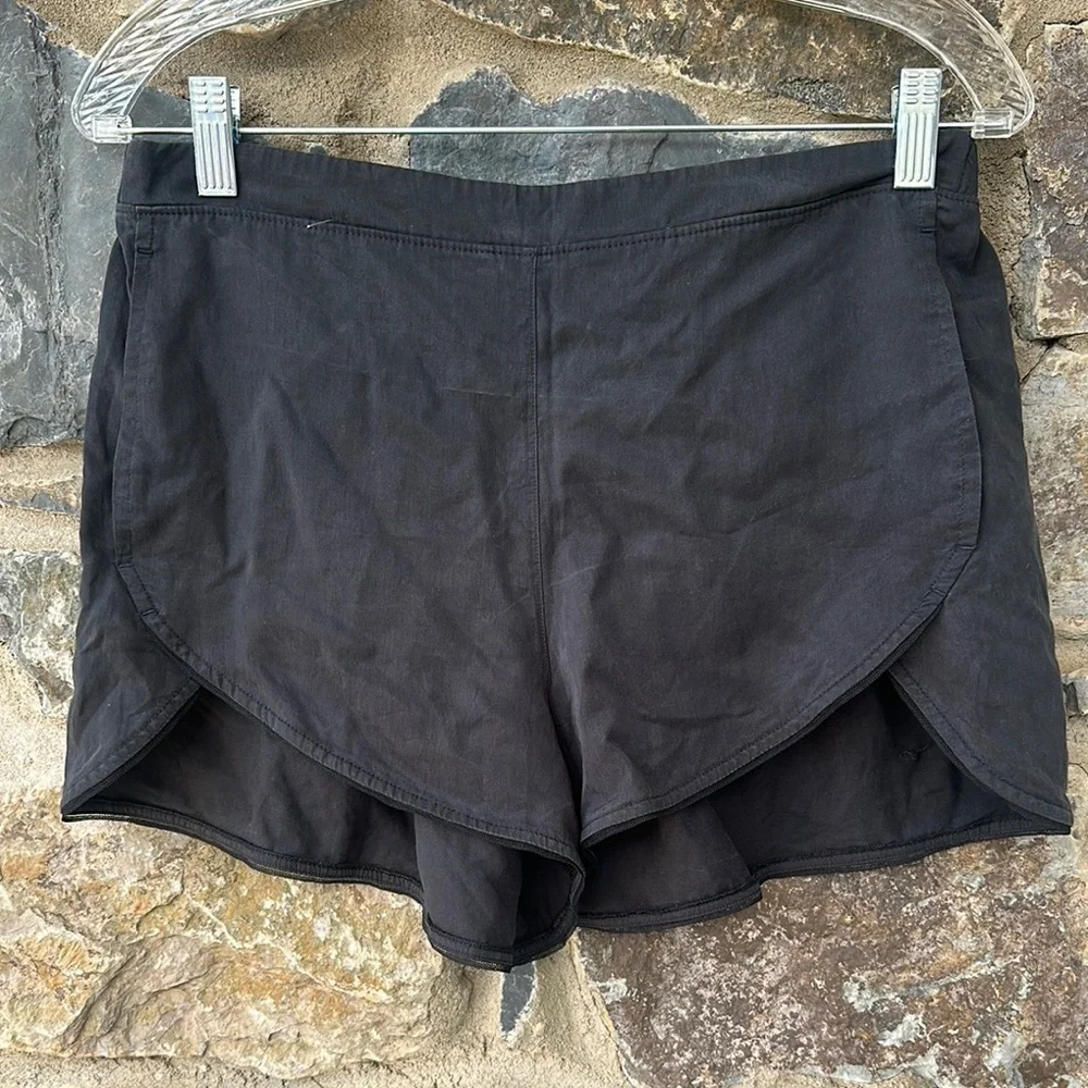 Lululemon Athletica Wake & Flow Shorts in Black Size 10